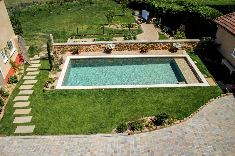 Vue d'ensemble pour ce jardin composé d'un espace piscine à Sainte Consorce 69280