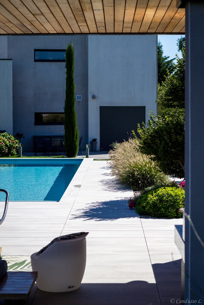 Terrasse dalles sur plots, piscine bleue azur, aménagements paysagers