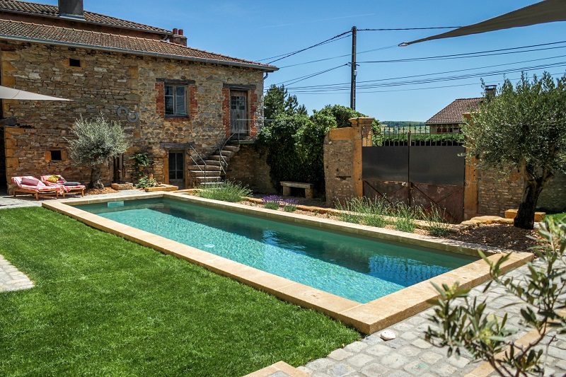 Cette piscine est un joyau joliment entouré d'une végétation Provencale. Les oliviers et les lavandes apportent le charme de cette région ensoleillée