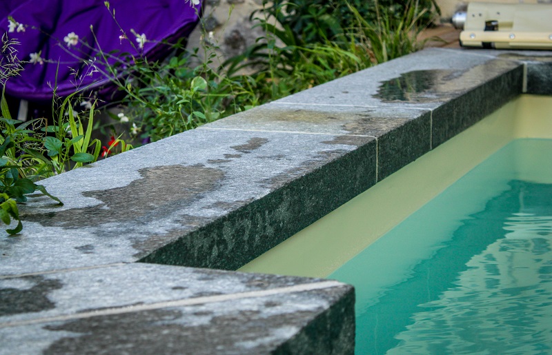 PVC alkorplan sable pour cette piscine taille XS. Une eau turquoise, de la végétation 
